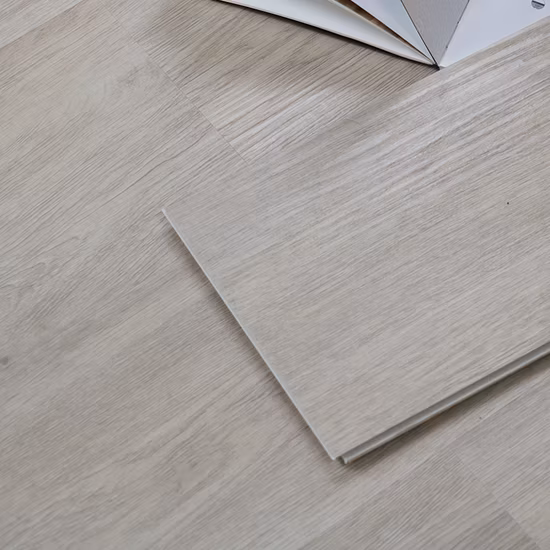 O revestimento UV plástico impermeável Ridid Core Spc PVC Vinyl Flooring clica interno
